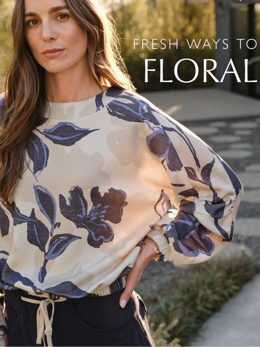 BOGO! Evereve Floral Print Ruched Sleeve Pullover Top Tan Blue Size Small - Picture 2 of 10